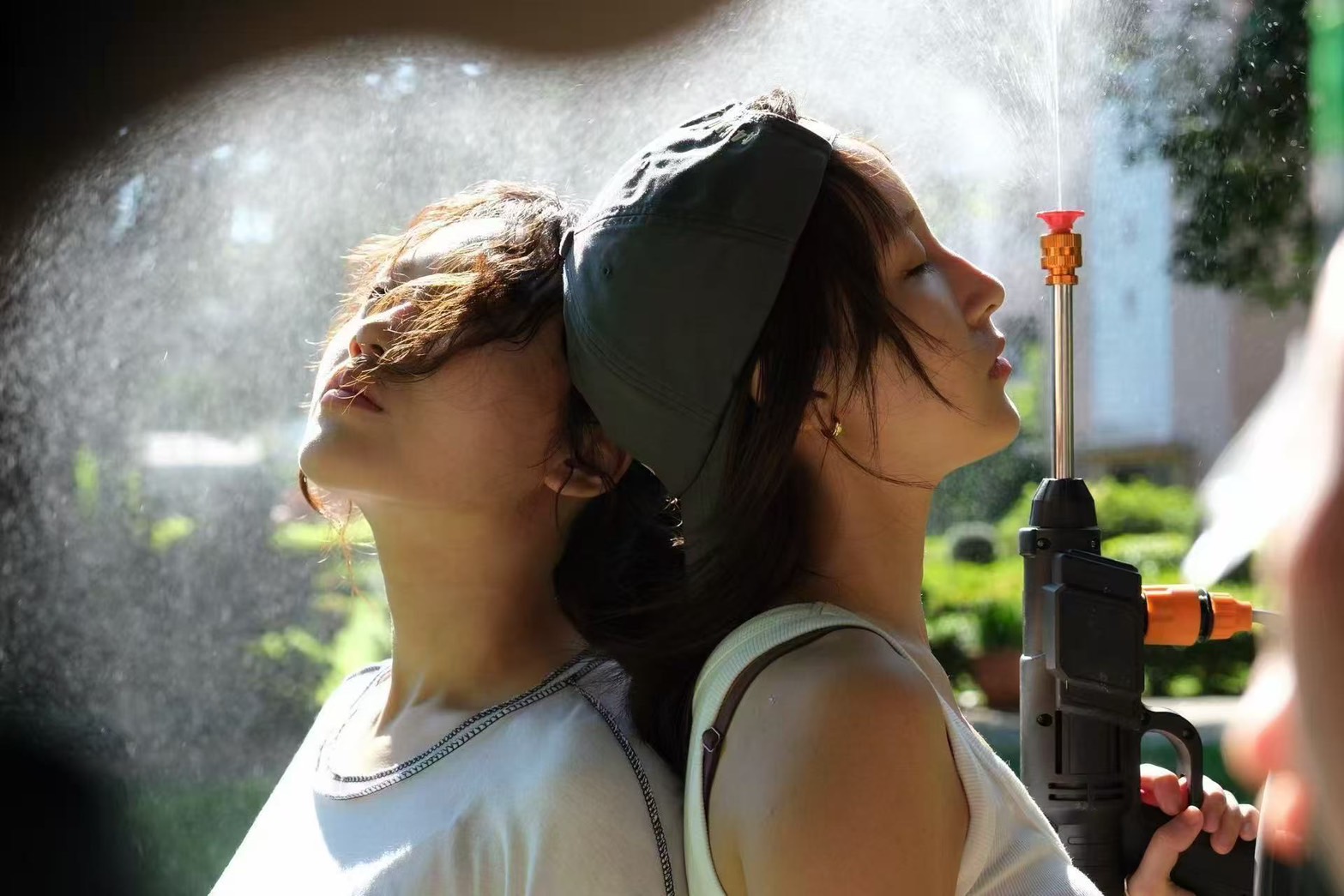 華語新人LAWA 攜手創作新秀「漢堡黃」演繹暗黑系新曲〈青春多美麗〉,反諷青春的荒謬