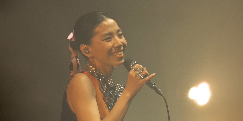 洪佩瑜《開了又開》巡演台北站壓軸登場，翻唱〈連名帶姓〉感動全場