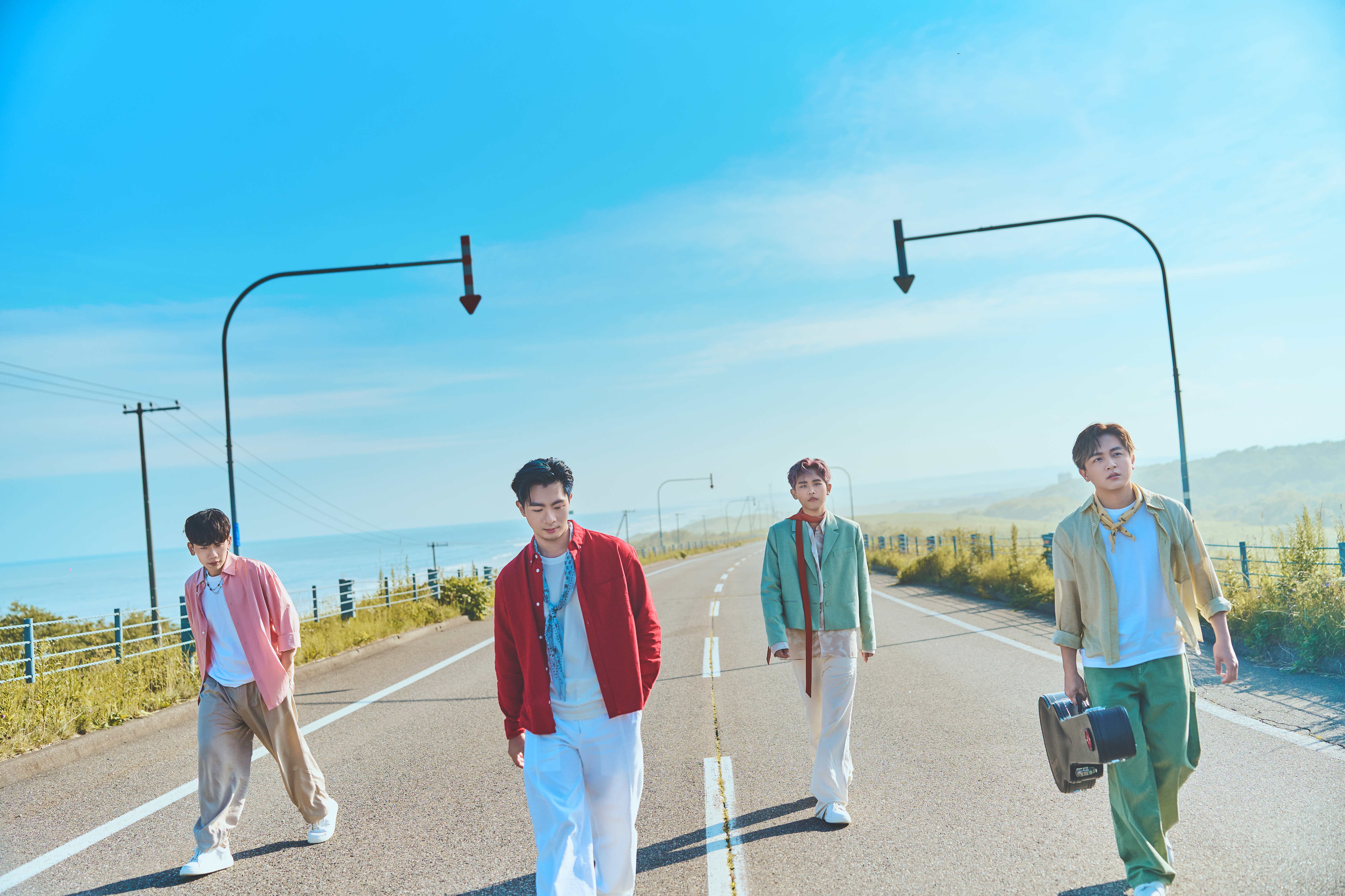 理想混蛋第四張創作專輯《偶像包袱》登Apple Music華語流行樂熱門專輯榜冠軍，〈最後一個謊〉MV上線四天突破百萬點擊