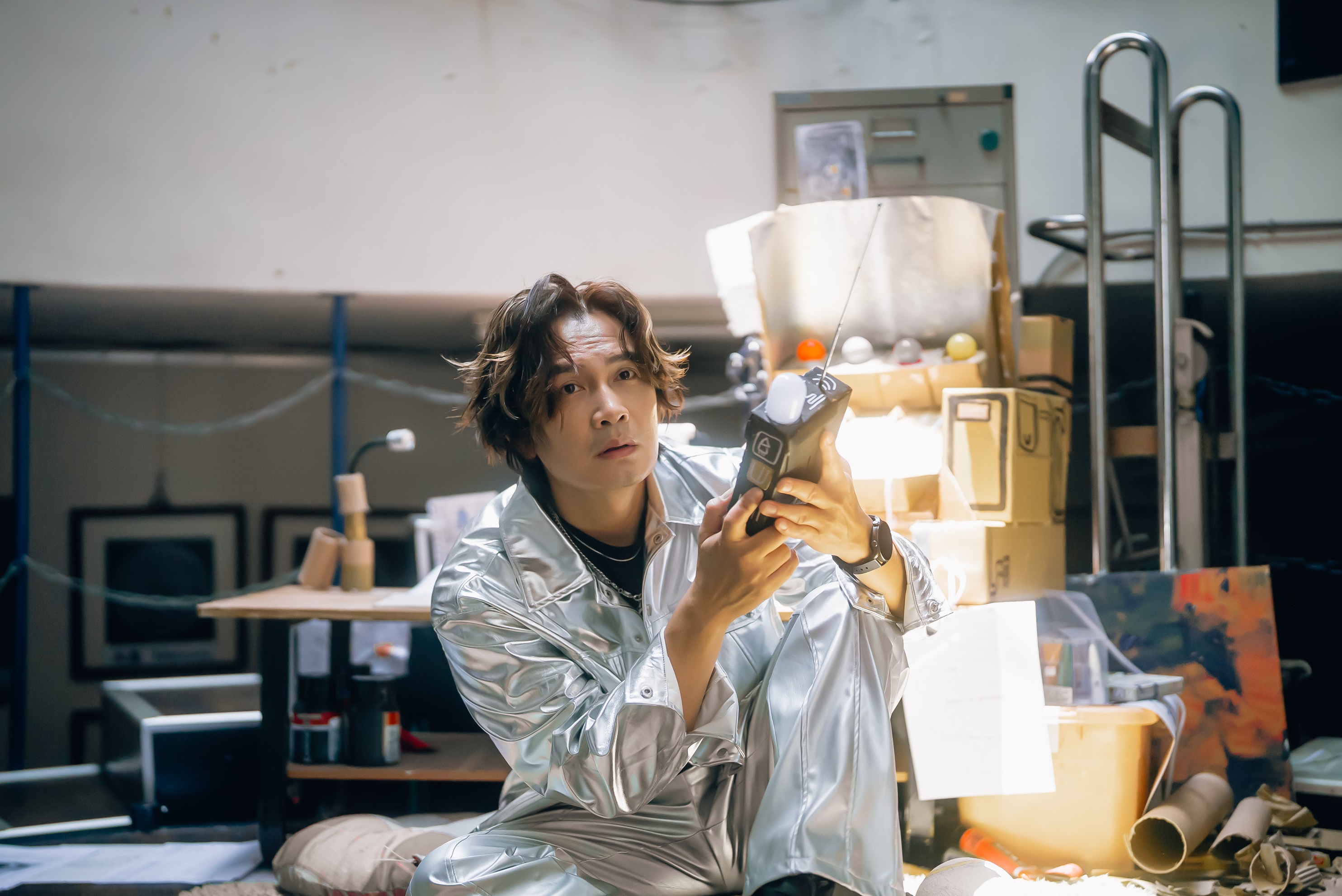 金曲歌王羅文裕攜手魏如萱推新曲〈追星星的人〉，特邀客籍天文學家葉永烜出演MV